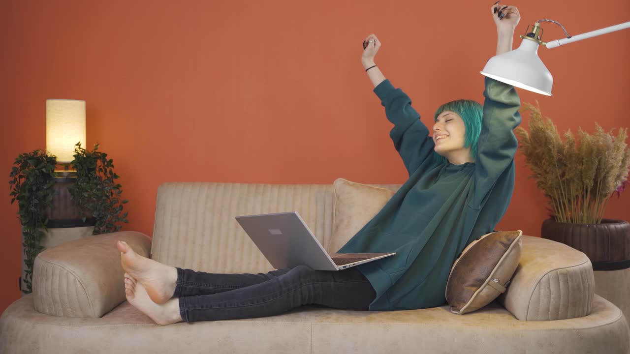 조용하고 평화로운 젊은 여성.