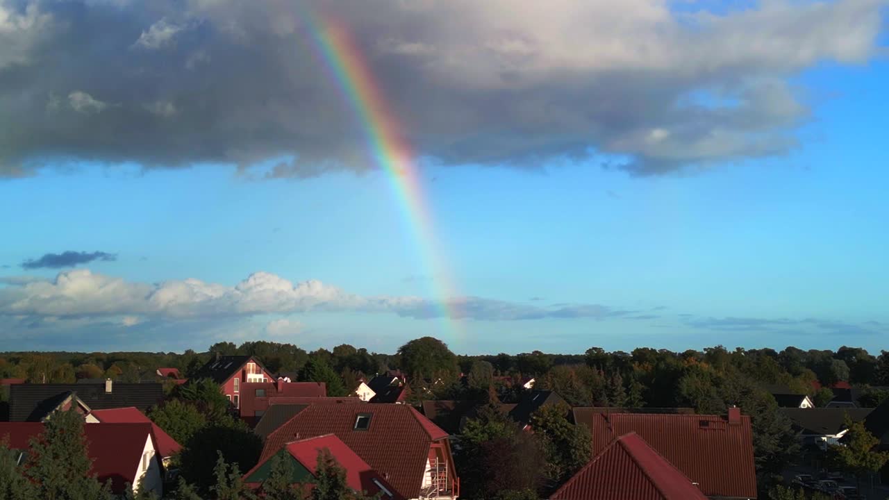 arco iris en el cielo azul