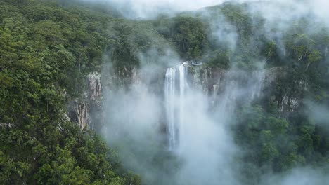 Vista-única-De-Una-Montaña-Cubierta-De-Niebla-Que-Revela-Una-Majestuosa-Plataforma-De-Observación-De-Cascadas-Tropicales