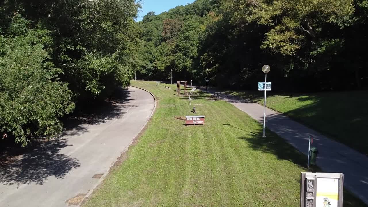 parque snp europa del este parque público verde con herramientas de ejercicio entrada vacía