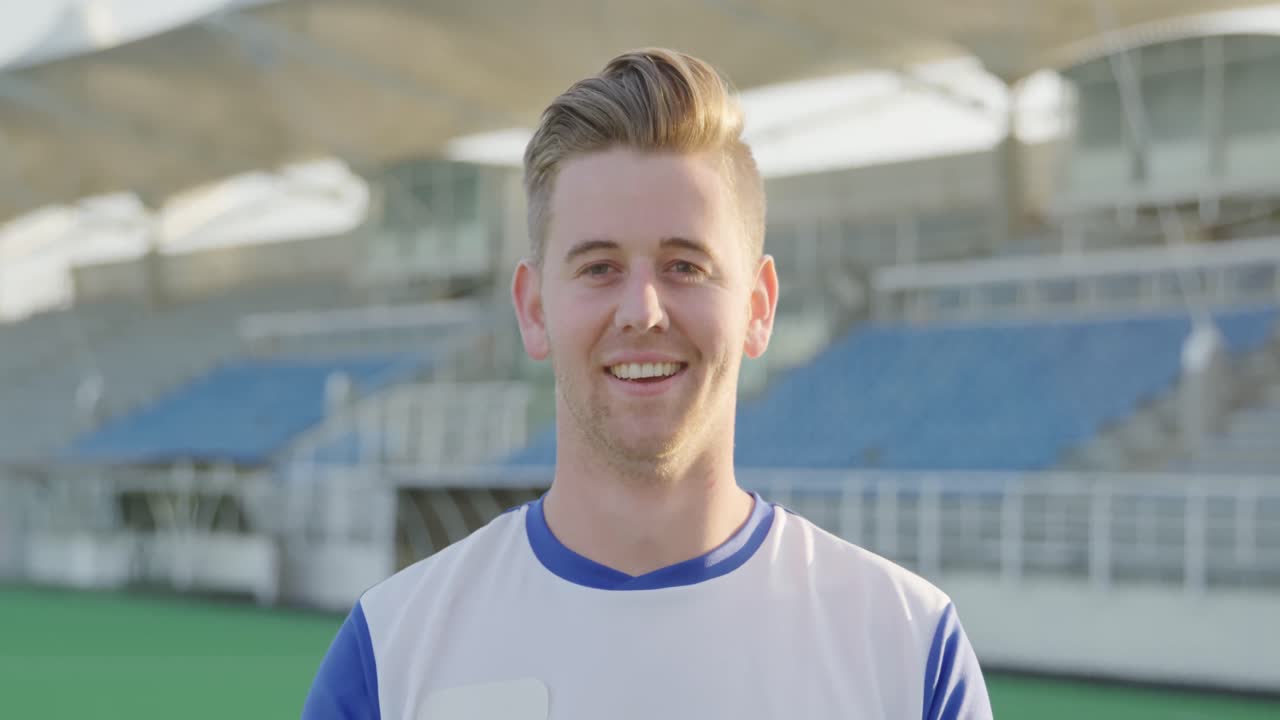 카메라를 보고 있는 하키 선수