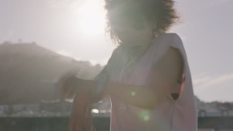 Mujer-Bailando-Joven-Hermosa-Bailarina-Callejera-Con-Afro-Realizando-Movimientos-Contemporáneos-Disfrutando-De-La-Danza-Urbana-De-Estilo-Libre-En-La-Ciudad-De-Cerca