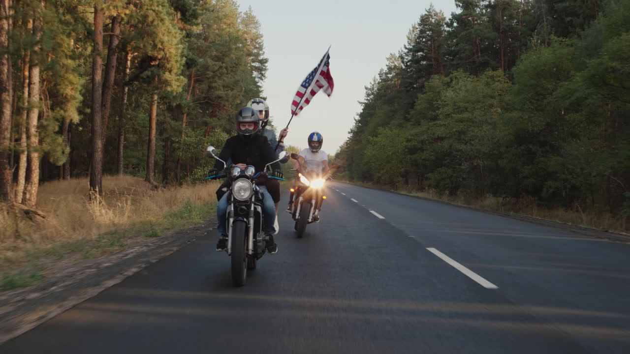 젊은 자전거 타는 사람은 고속도로를 따라 운전