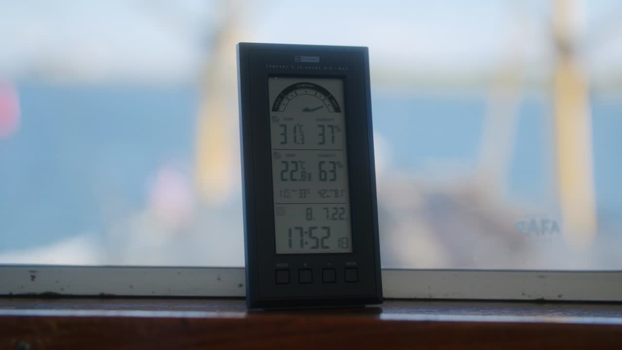 보트에 위치한 디지털 및 기타 데이터로 시간과 온도를 알려주는 정보 차트