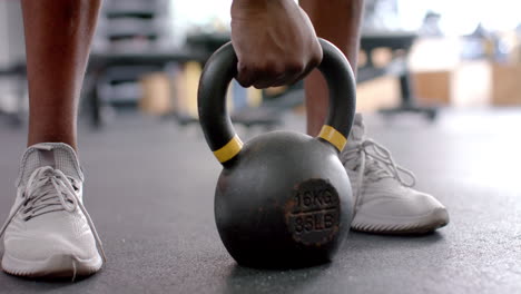 Primer-Plano-De-Una-Pesa-Rusa-De-16-Kg-Levantada-Por-Un-Hombre-Afroamericano-En-Un-Gimnasio