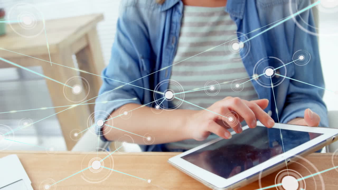 animación de la red de conexiones sobre mujer caucásica usando tableta