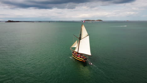 barco corsario de madera le renard navegando a lo largo de la costa de saint-malo, francia