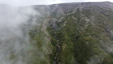 un volcán nublado en el salvador en centro américa, drone