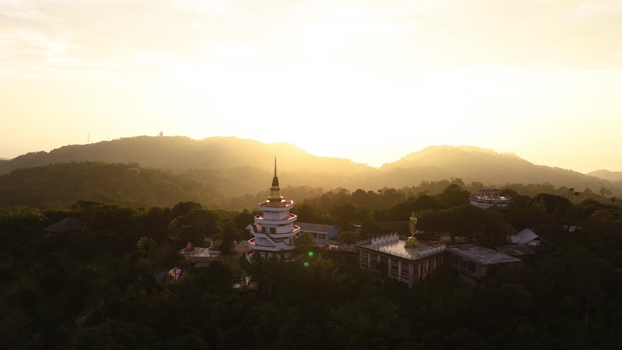 蘇梅島山頂諦邦功寺的金色日落