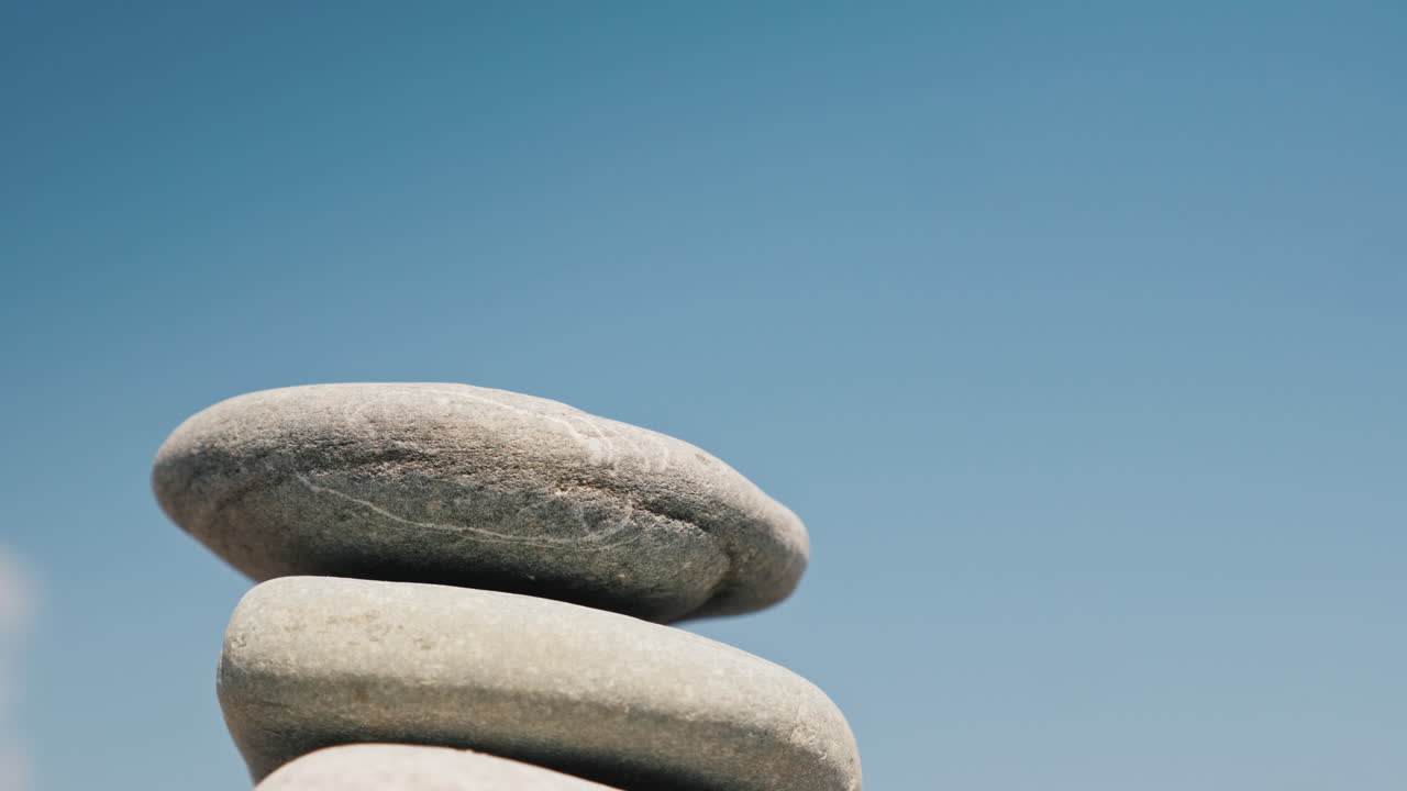 손은 타워 균형과 균형 개념 4k 비디오에 돌을 넣습니다.