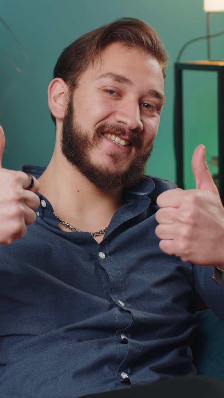 Uomo libanese felice che guarda con approvazione la telecamera mostrando i pollici in alto come un segno positivo di buone notizie