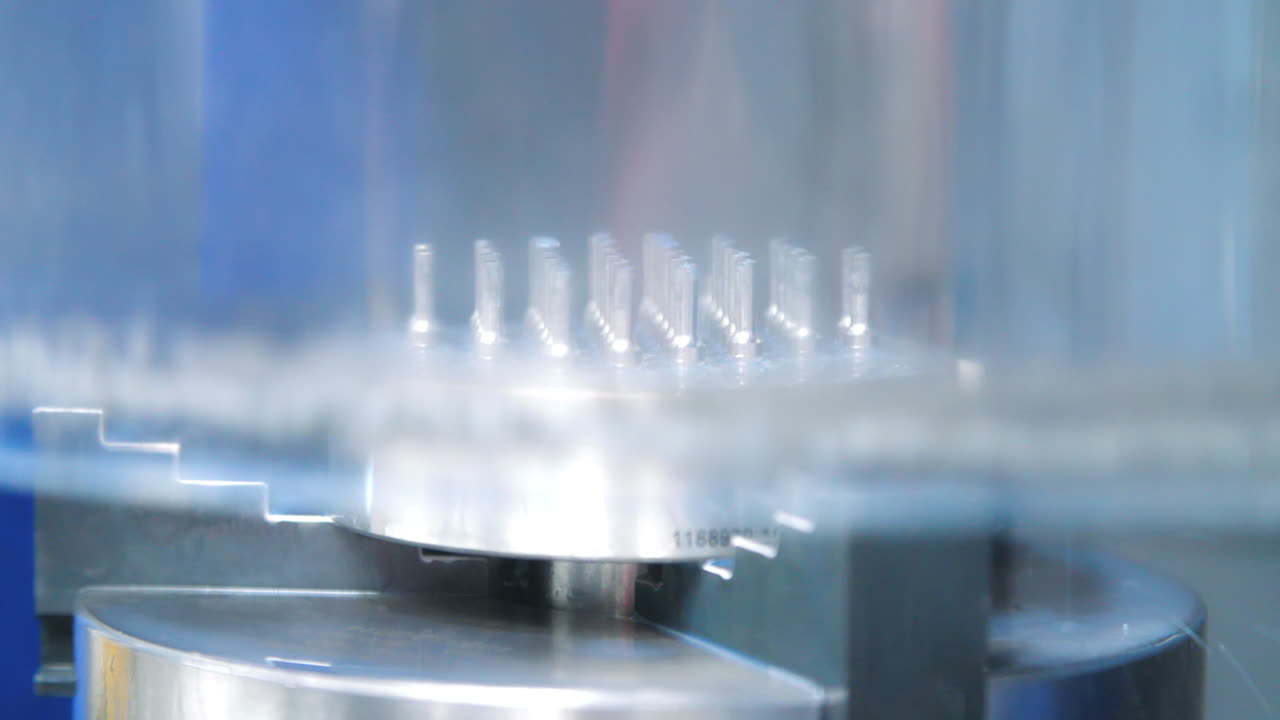 mandíbula de tres mandíbulas para máquinas de fresado en acción. parte metálica que gira en el mandíbula