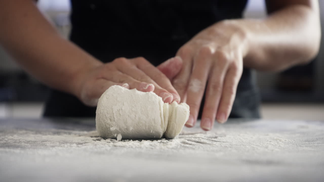 una donna irriconoscibile che impasta la pasta a casa