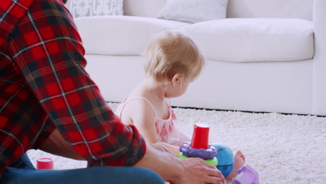 Papá-Joven-Jugando-Con-Una-Niña-Pequeña,-Por-Encima-Del-Hombro-De-Cerca