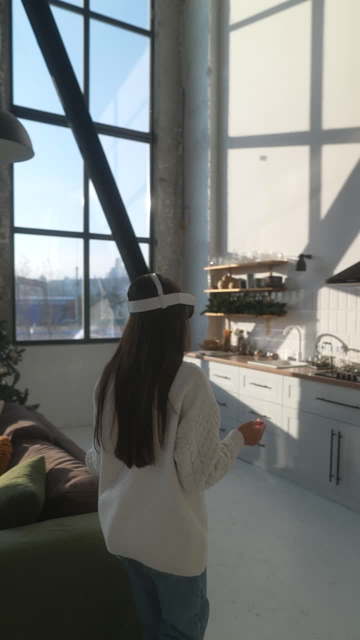 현대 주방에서 가상 현실을 경험하는 여성