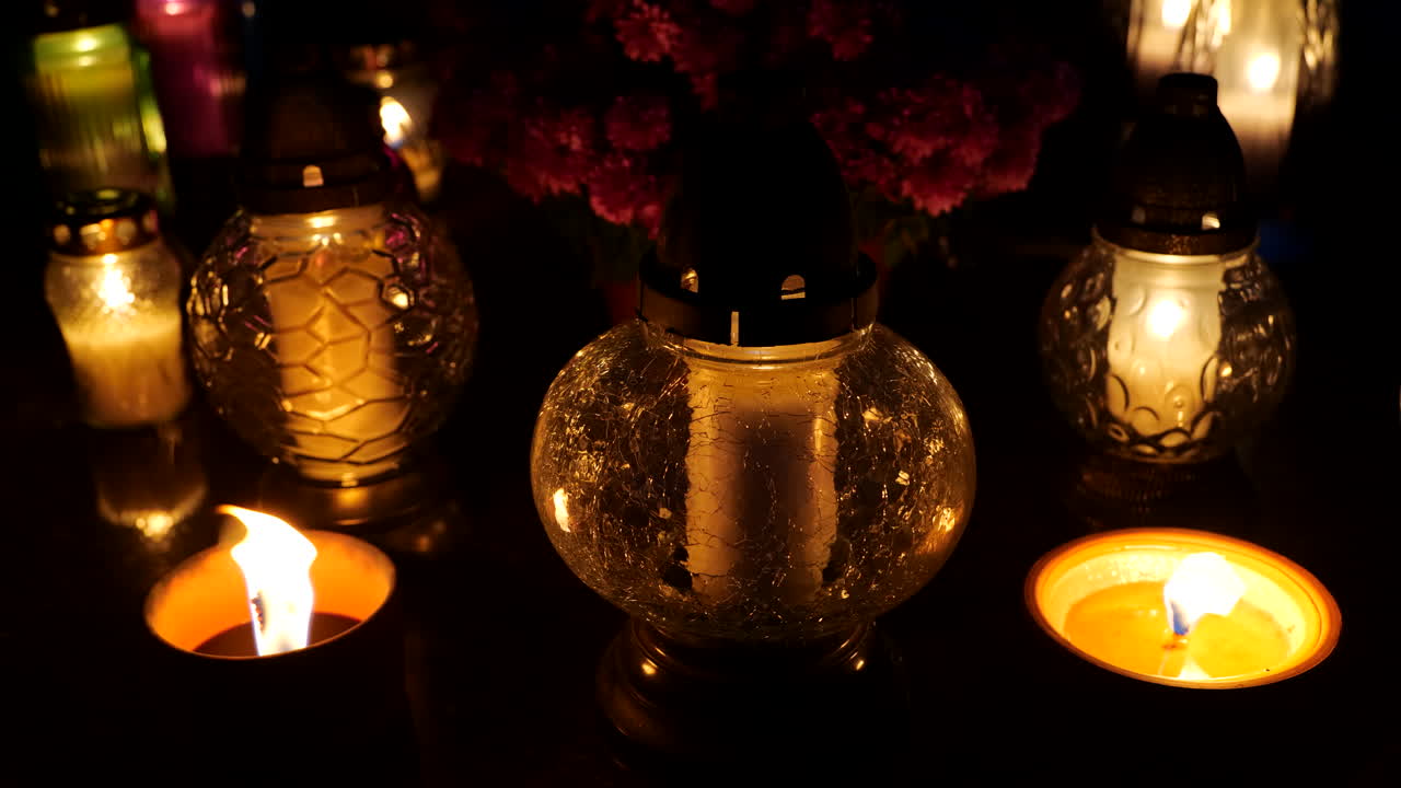 묘지 무덤에서 밤에 불타는 무덤 촛불