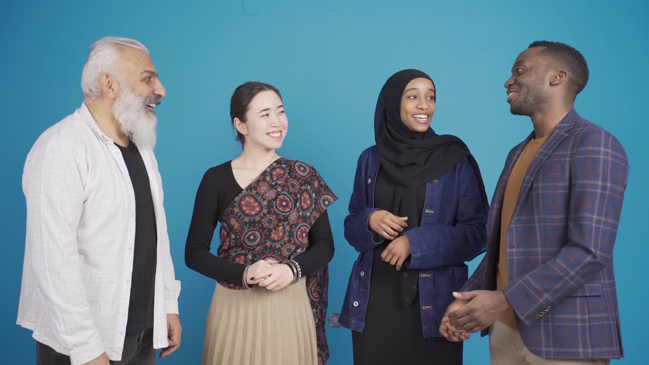 서로 다른 인종의 친구들이 대화하고 재미있게 지내고 있습니다. 그들은 친절하고 행복합니다.