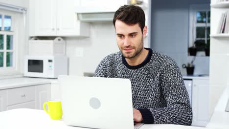 hombre usando una computadora portátil