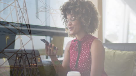 animación de una mujer de negocios biracial en la oficina sobre el paisaje urbano