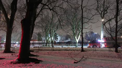 Rote-Sirenen-Blinken,-Als-Ein-Feuerwehrauto-Am-Abend-Zu-Einem-Schulbrand-In-Montreal,-Kanada,-Eilt.