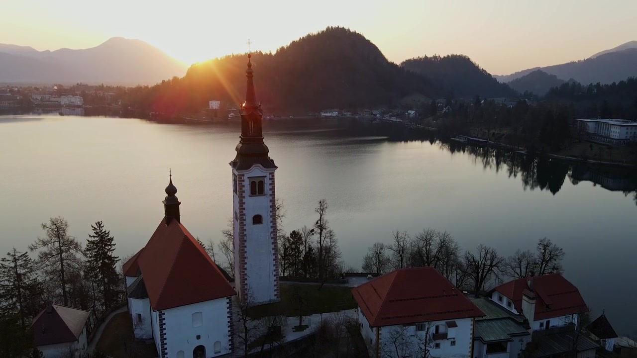 Drone 4K cattura una lenta ascesa, rivelando la Chiesa dell'Isola di Bled e la vista sul lago
