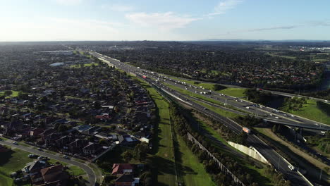 Lento-Decente-Y-Avanzando-Entre-La-Expansión-Suburbana-Y-La-Intersección-De-Carreteras-Principales-En-Las-Tardes-De-Verano