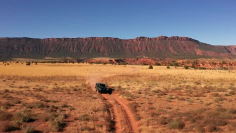 Utah-Truck-Overlanding-Auf-Onion-Creek,-Erstaunliche-Drohnen-Parallaxe-Zeigt-Berge-In-Der-Ferne