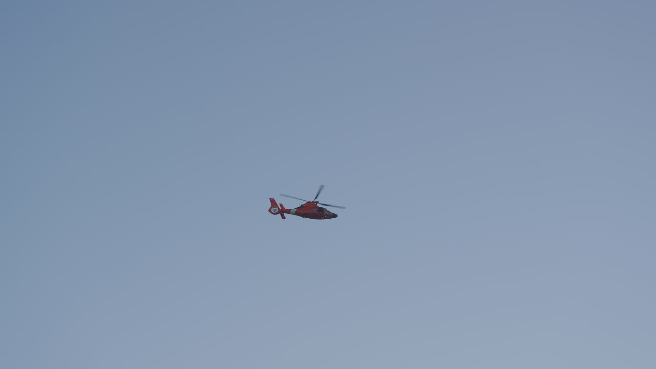 맑은 하늘 남부 캘리포니아와 일몰에 산 위를 비행하는 헬리콥터의 추적 샷