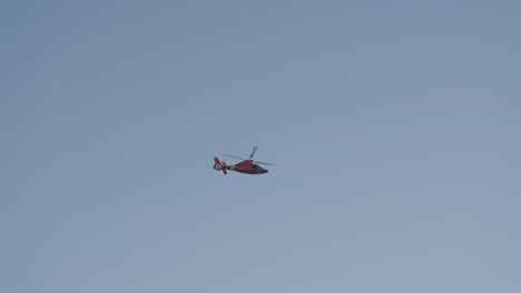 Toma-De-Seguimiento-De-Un-Helicóptero-Que-Volaba-Sobre-Las-Montañas-Al-Atardecer-Con-Un-Cielo-Despejado-En-El-Sur-De-California