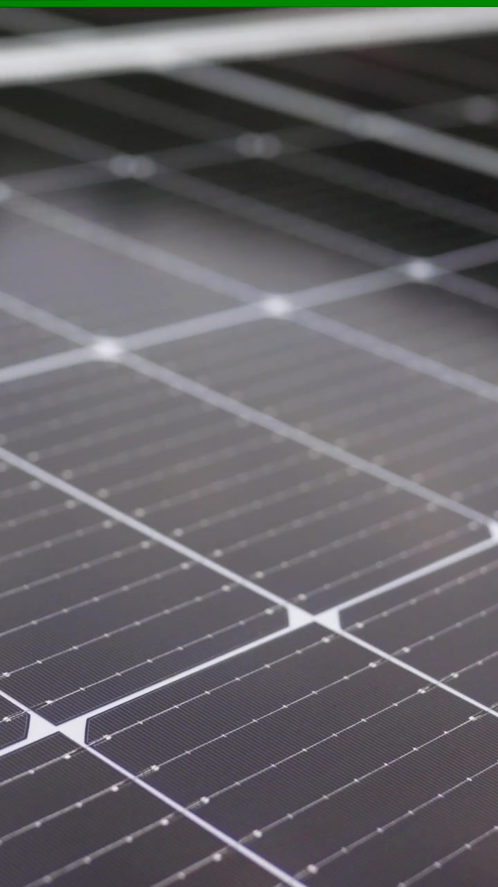 Un'inquadratura verticale dettagliata di un pannello solare che mostra il suo design intricato e la sua capacità di generare energia.