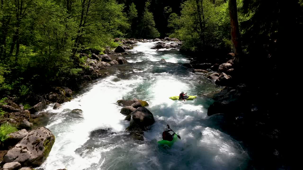 vista aérea de kayakista de aguas bravas corriendo rápidos de clase iv en la sección mill creek del río rogue en el sur de oregon