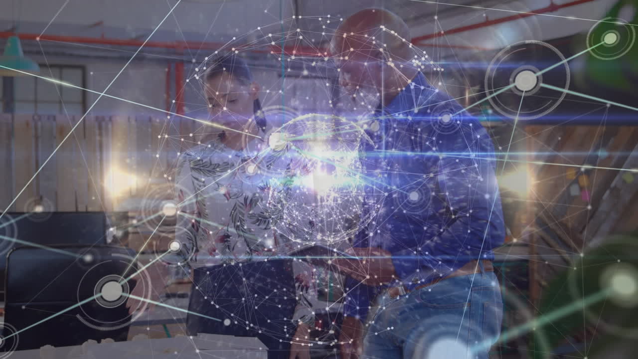 animación de la red de conexiones a través de diversas personas de negocios que discuten en la oficina.