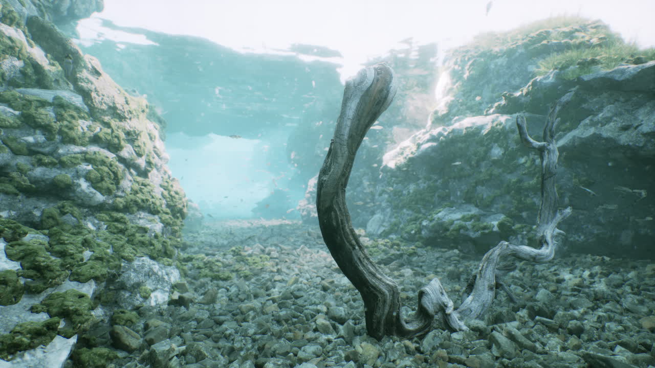 물 에 있는 동굴 을 통해 빛나는 빛