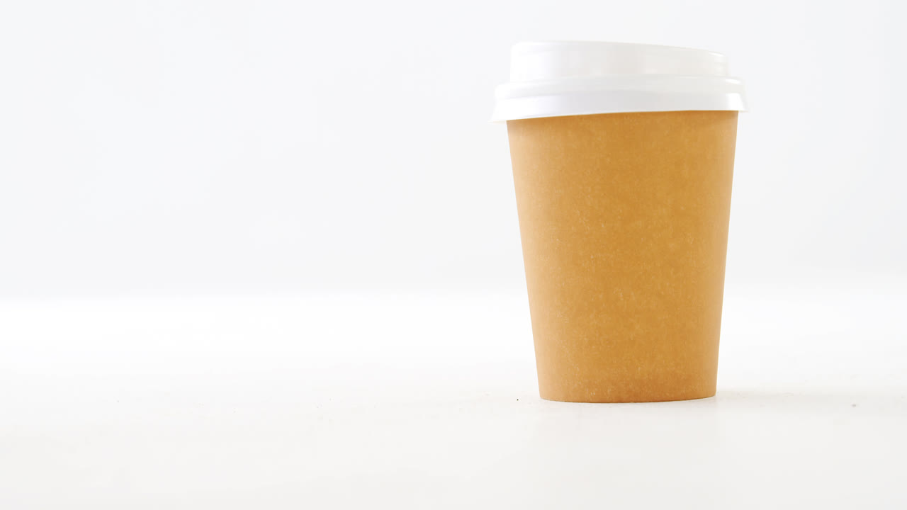taza de café desechable sobre un fondo blanco