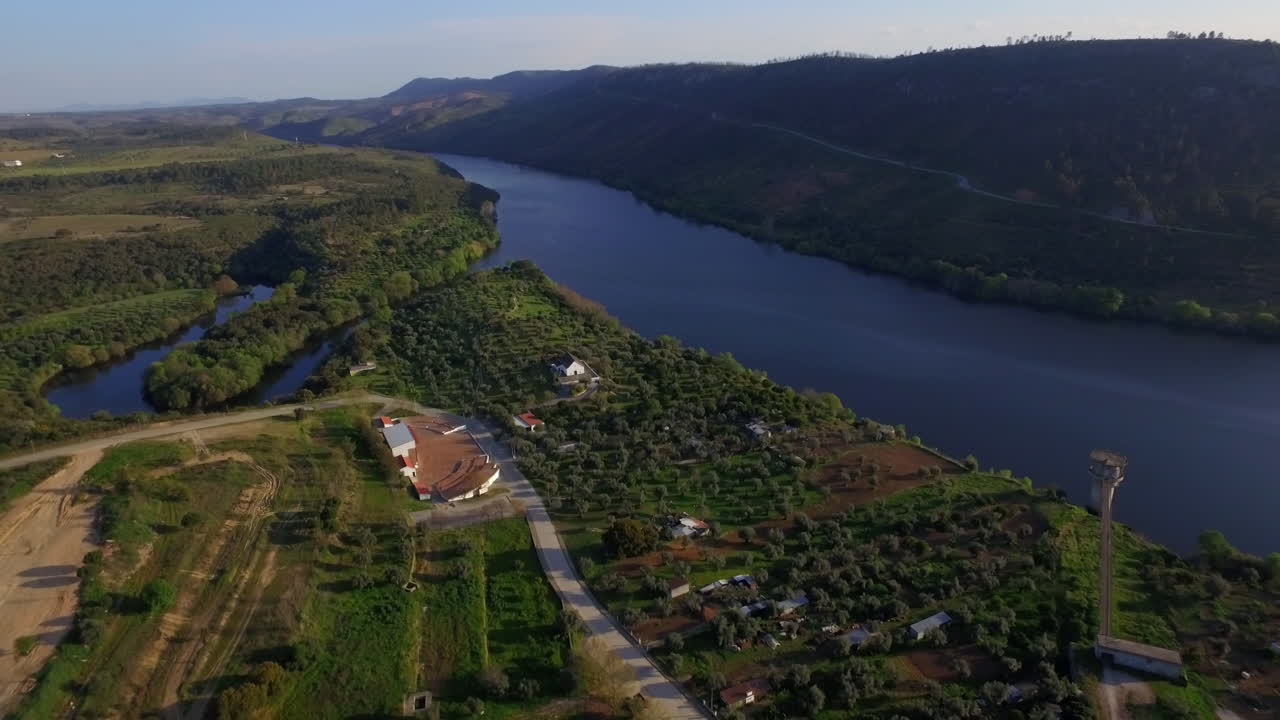 Bellissimo fiume tra le montagne del Portogallo
