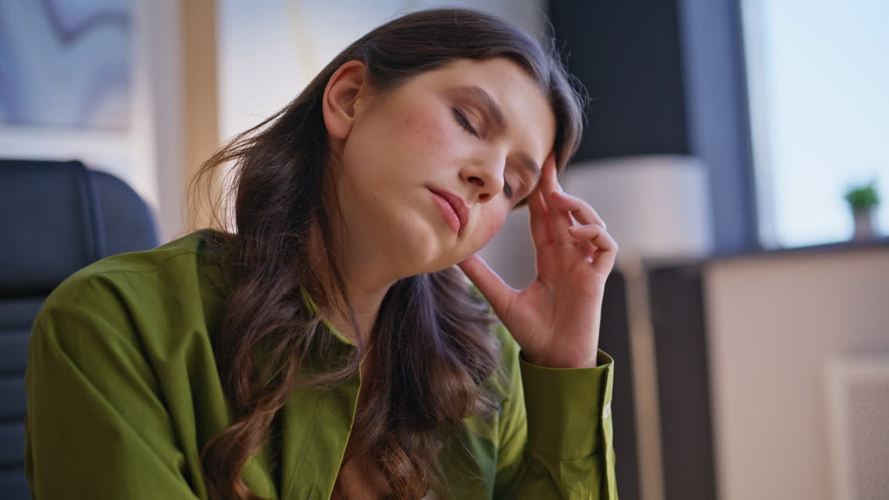 Donna triste e stressata in ufficio