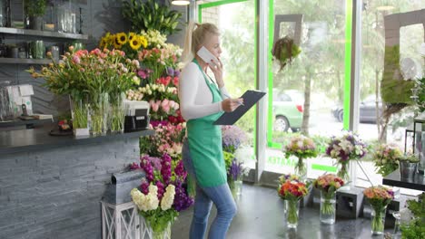 Mujer-En-Tienda-Tomando-Orden