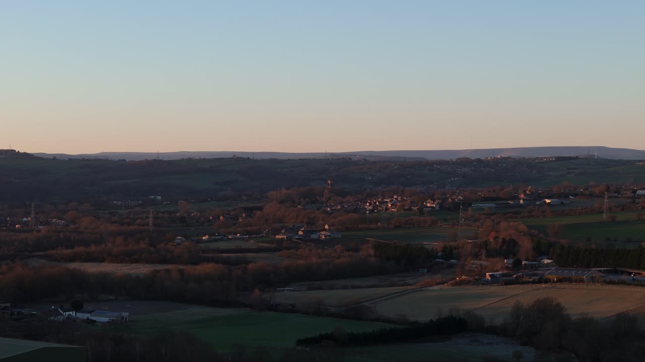 imágenes de video aéreas de edificios industriales y viviendas
