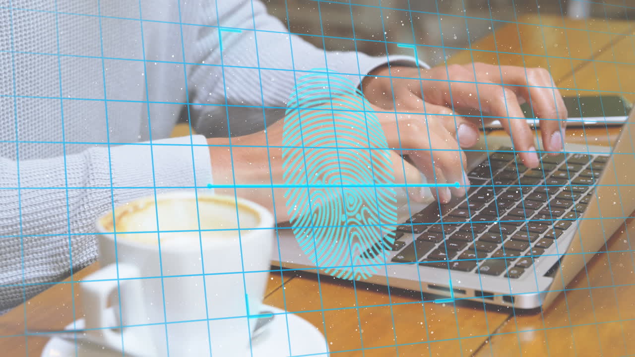 animación de huellas digitales, candado en escudos sobre la sección media de un hombre caucásico trabajando en una computadora portátil