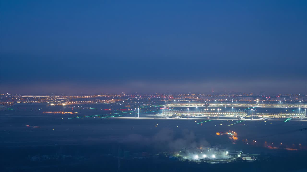 마드리드 바라하스 공항의 야간 저속 촬영. 마드리드, 스페인