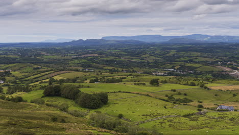 Zeitraffer-Der-Ländlichen-Landwirtschaftlichen-Naturlandschaft-Während-Des-Tages-In-Irland