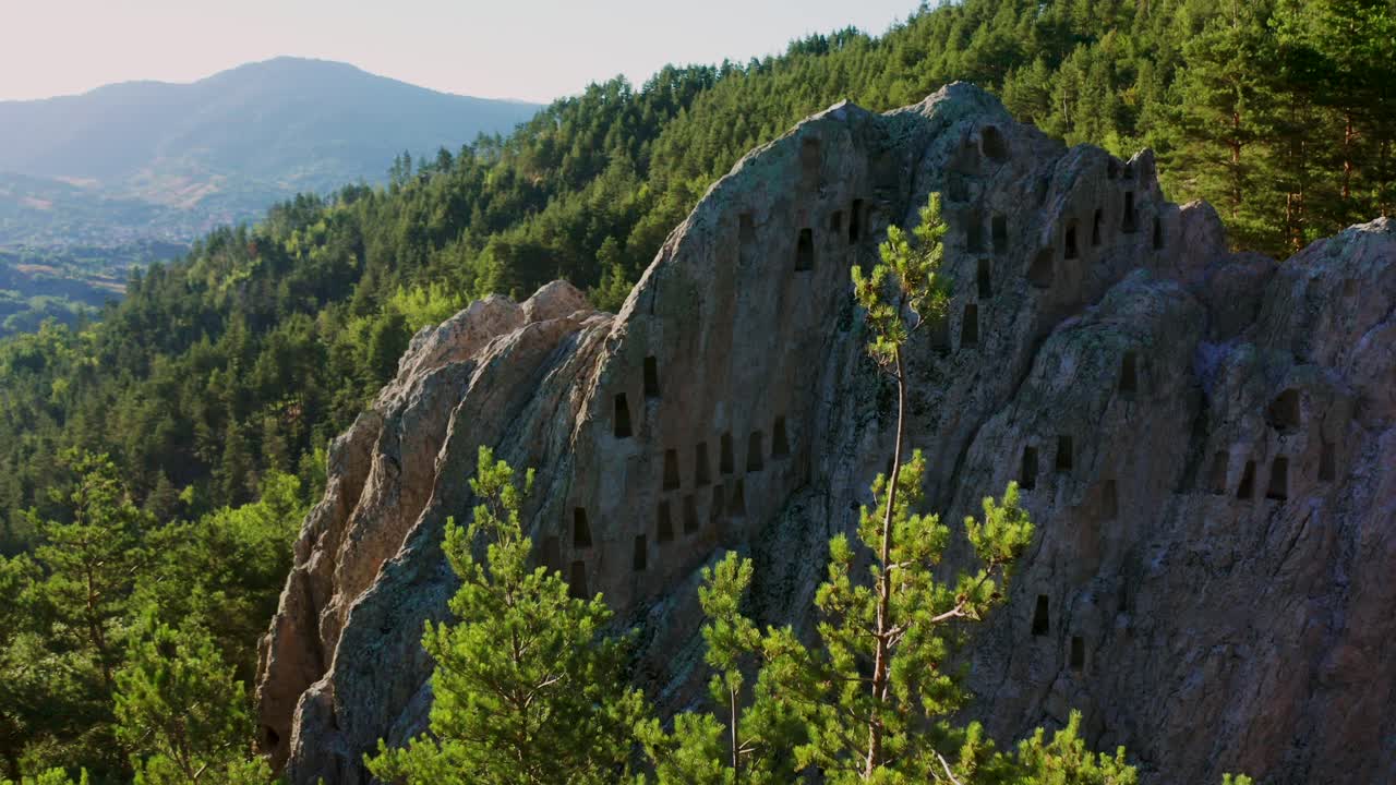 una toma de un dron en retirada de las cámaras de la tumba de roca prehistórica parecida a una colmena llamada roca de las águilas, también conocida como orlovi skali, situada en la montaña rodope en bulgaria.