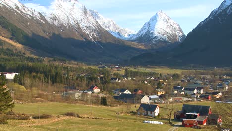 aldeas y granjas bordean un hermoso valle en noruega