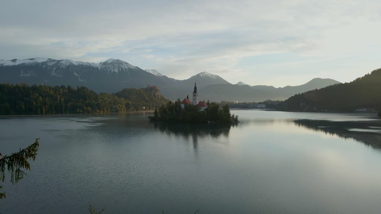 Vista aerea della Chiesa sull'isola del Lago di Bled e delle Alpi Giulie