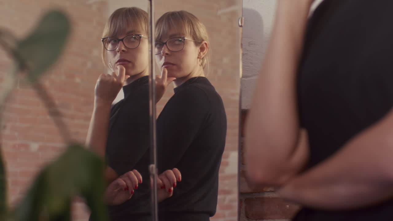 자신의 반사를 바라보는 여자