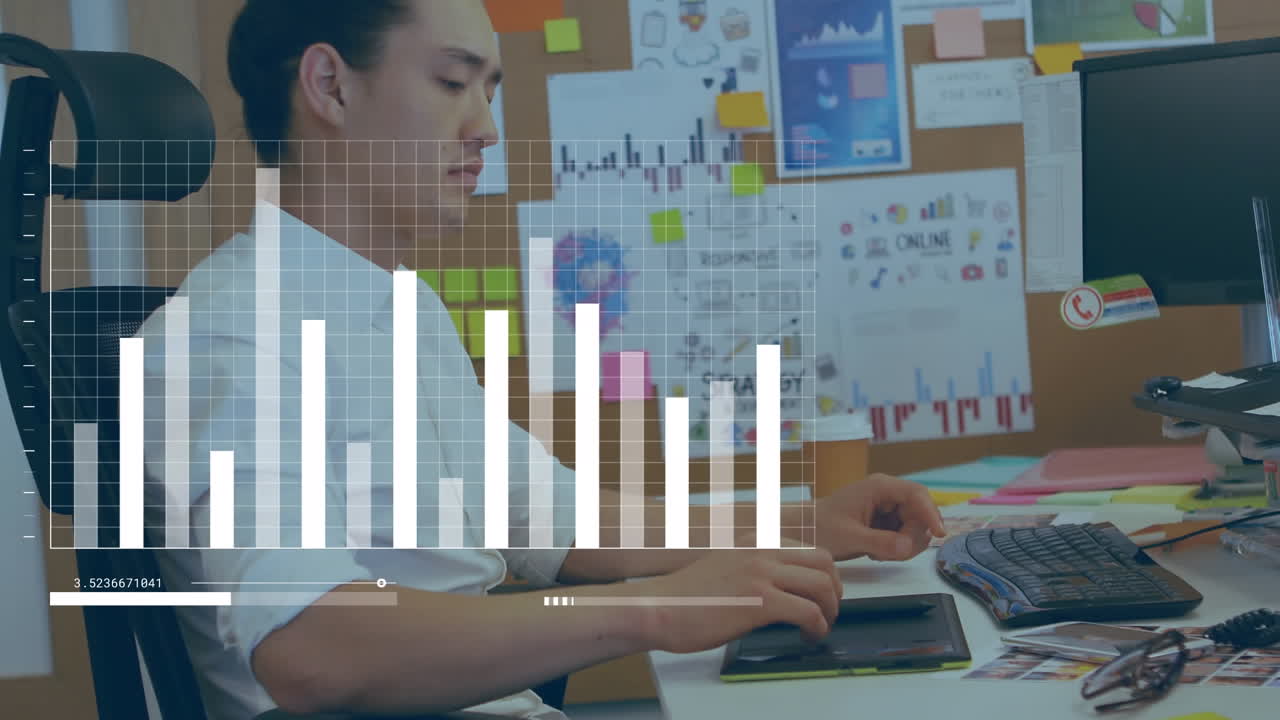 animación de procesamiento de datos sobre diseñador gráfico masculino asiático usando tableta gráfica en la oficina.