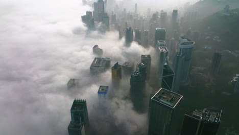 niebla matutina arrastrándose hacia el horizonte de la ciudad de hong kong