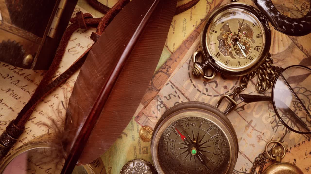 빈티지 스타일의 여행과 모험. 빈티지 오래된 나침반과 테이블에 있는 다른 빈티지 물건들.