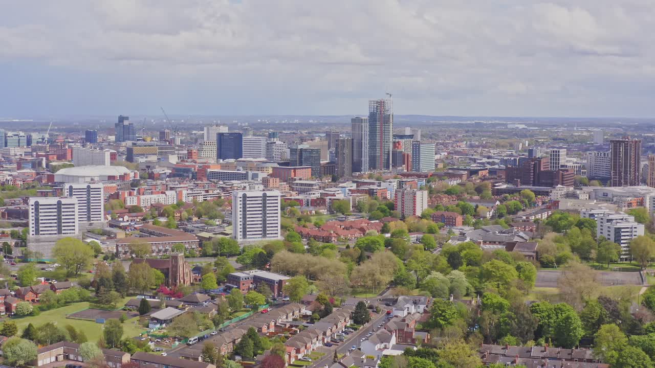 drone aéreo revela tiro volando hacia atrás sobre birmingham con vista del centro de la ciudad, inglaterra