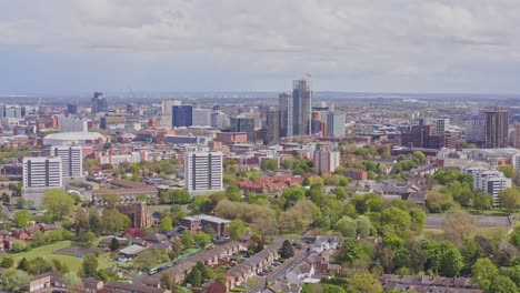 Drone-Aéreo-Revela-Tiro-Volando-Hacia-Atrás-Sobre-Birmingham-Con-Vista-Del-Centro-De-La-Ciudad,-Inglaterra